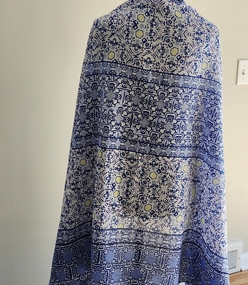 Stella & Dot Blue Patterned Women's Wrap with corner tassels - Picture 4 of 6
